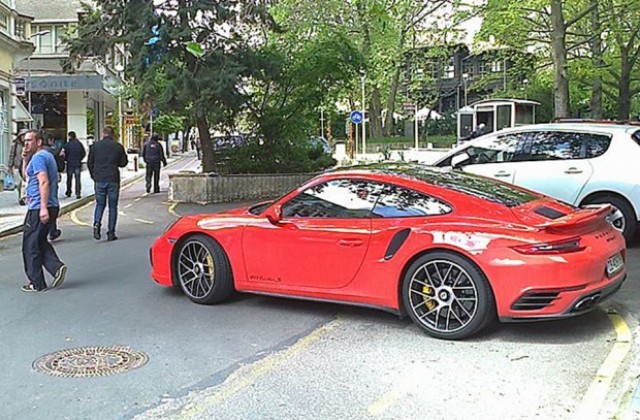 Показно паркиране върху велоалея (СНИМКИ)