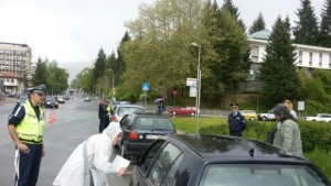 Доброволци раздават антистрес хапчета на водачи за толерантно шофиране