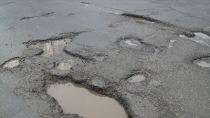 Шофьор катастрофира заради висока скорост и дупка на пътя