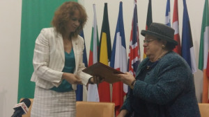 Почетен знак и грамота за дарителката Мария Жекова