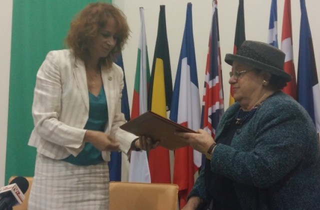 Почетен знак и грамота за дарителката Мария Жекова
