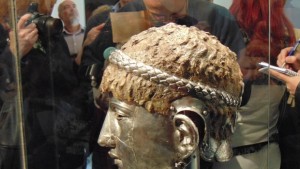 Открадната маска на тракийски воин се върна у нас СНИМКИ