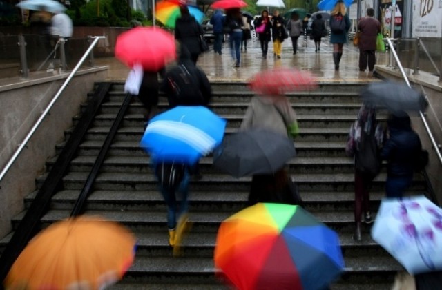 Времето на 26 април: Дъждовете на места ще преминат и в сняг