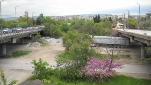 Парче мазилка падна от Аспарухов мост върху кола