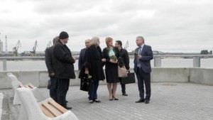 Цецка Цачева разгледа новата дренажна стена на Дунав при Никопол