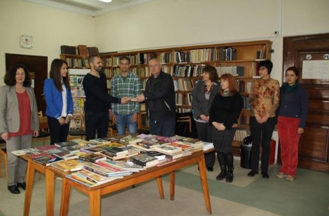 За пореден път от МГЕРБ – В. Търново дариха книги на Регионалната библиотека