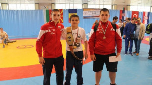 Даниел Праматаров със златния пояс на турнира Васил и Георги