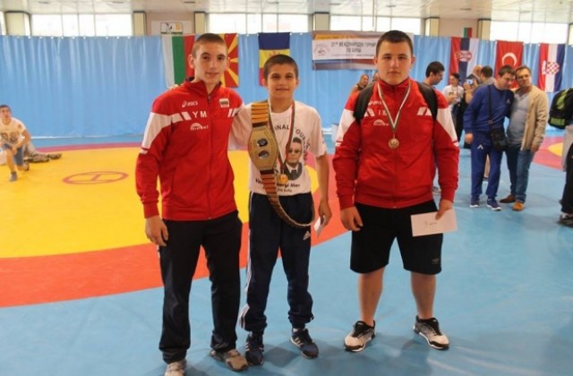 Даниел Праматаров със златния пояс на турнира „Васил и Георги Илиеви