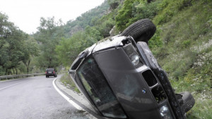 Младеж без книжка преобърна БМВ край Варна