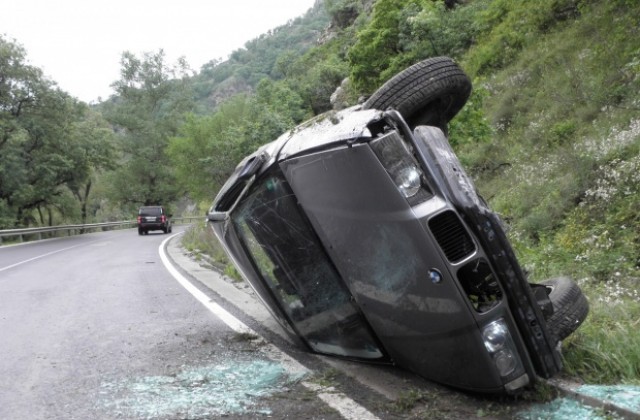 Младеж без книжка преобърна „БМВ” край Варна