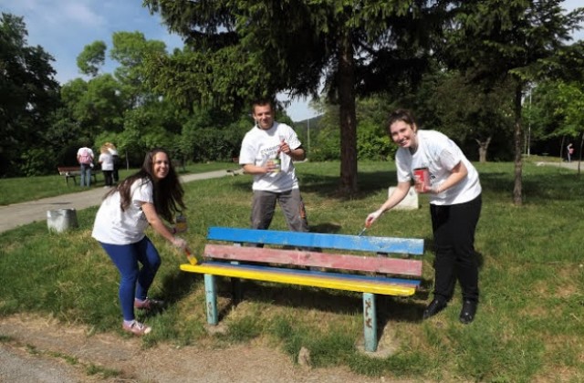 Горнооряховската структура на ГЕРБ с акция за облагородяване на парк „Детски кът”