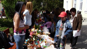 Деца от Л Каравелов с благотворителен базар за благородна кауза