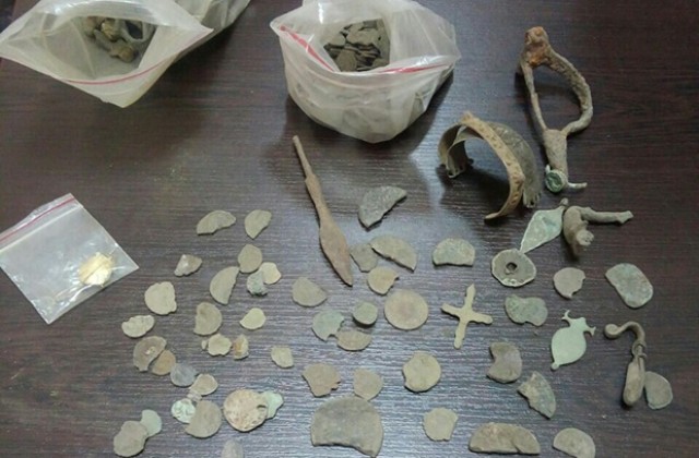 Иззеха над 400 антични предмети от иманяр