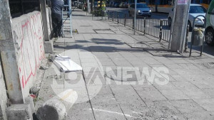 Кола блъсна млада жена на тротоар в София