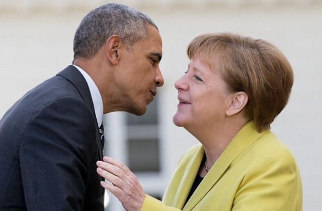 Обама и Меркел - прегръдки по сметка