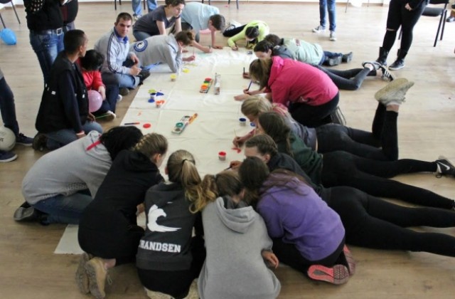 Доброволци от Швейцария подкрепиха децата и младежите от семейните къщи в Казанлък