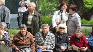 200 пакета храни за Великден получиха пенсионери от столичния квартал