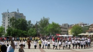 Гергьовденско хоро на пл Свобода в Дупница