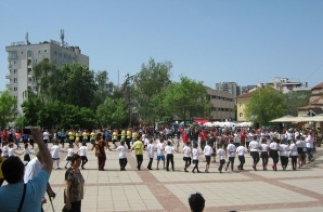 Гергьовденско хоро на пл. Свобода в Дупница