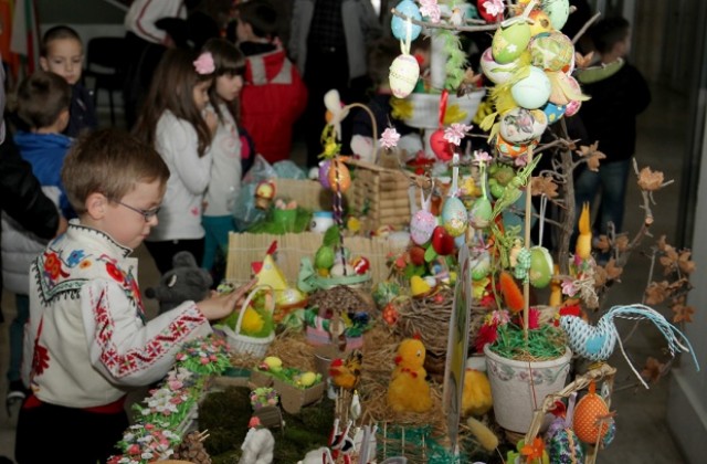 Деца наредиха Великденска изложба