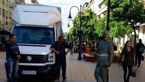 Паметник на Алеко се издигна на Витошка СНИМКИ