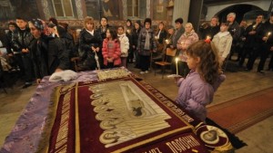 Велики петък разпъването на Иисус Христос и поклонение пред плащаницата