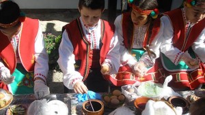 Деца боядисаха яйца в Етнографската къща СНИМКИ