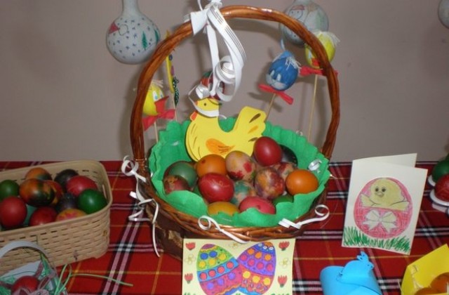 Деца боядисваха яйца в Стралджа