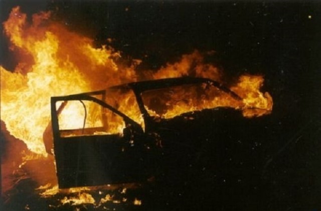 Два автомобила се запалиха на ул.”Боряна” в Добрич