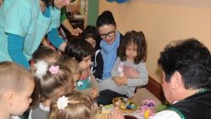 Малчугани боядисваха великденски яйца