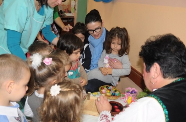 Малчугани боядисваха великденски яйца