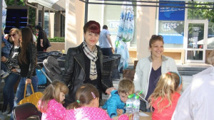 Деца родители баби и дядовци се забавляваха на празника Децата