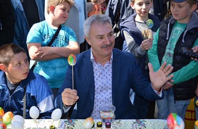 Златко Живков участва в украсяването на перашки