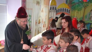 Митрополит Наум гостува на децата в ЦДГ Пинокио Русе