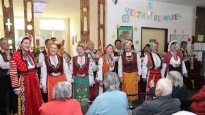 Капанският ансамбъл гостува в Старческия дом за Великден
