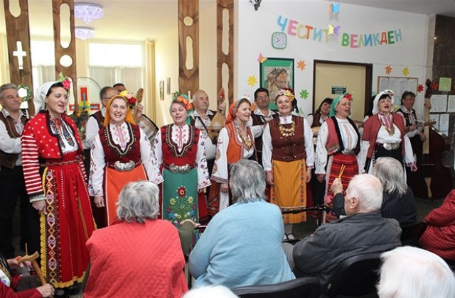 Капанският ансамбъл гостува в Старческия дом за Великден