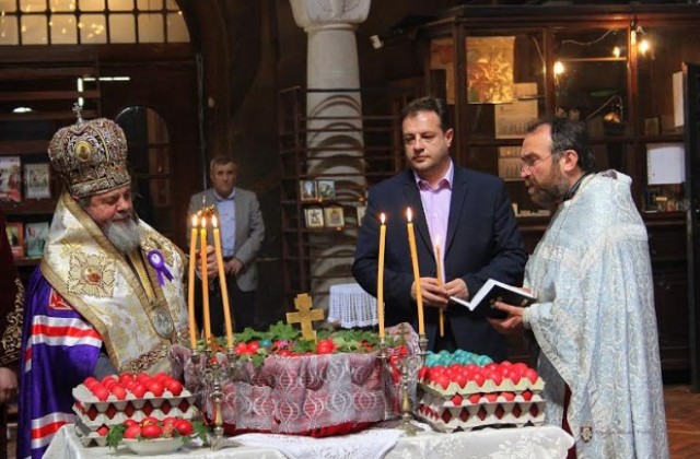 3000 боядисани яйца бяха осветени в Катедралния храм във В. Търново