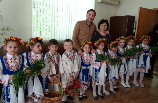 Деца от Стралджа гостуваха на кмета