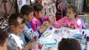 Изписани яйца от деца на ОУ Даскал Димитри