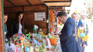 Областният и заместникът му подпомогнаха благотворителната кауза на Младежкия център