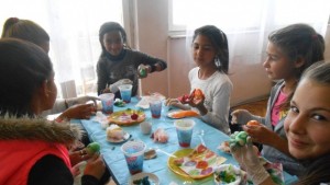 Деца боядисваха яйца в работилницата на ОДК Шарено яйце