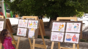 Подредиха около Стария бряст творби на децата участвали в инициативата