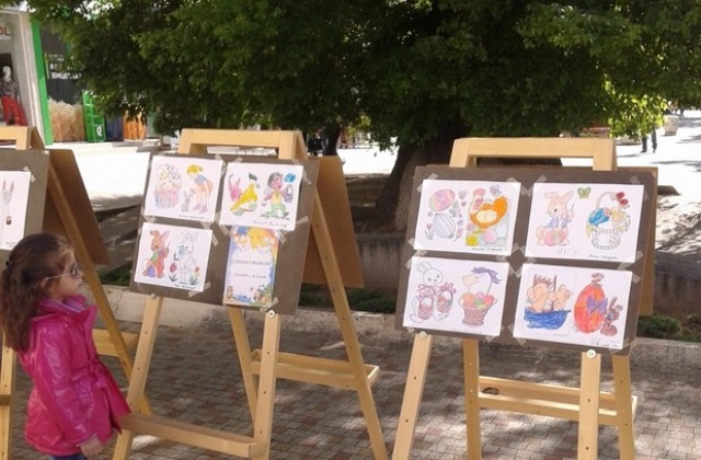 Подредиха около Стария бряст творби на децата участвали в инициативата Децата и Великден