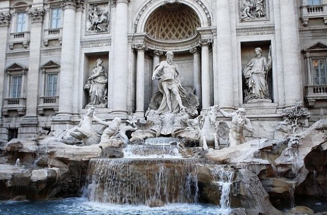 Фонтанът Треви в Рим светна в червено в памет на избитите християни по света