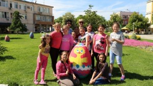 Центърът на Любимец с великденска премяна