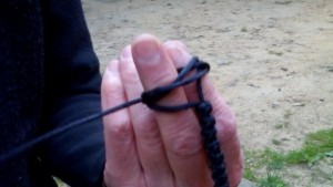 Молитвени гривни на Христос заплитат мъглижки монахини