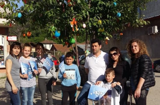 По инициатива на ГЕРБ украсиха Великденско дръвче в Златарица