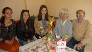 Великденски внучета зарадваха възрастни хора за Великден