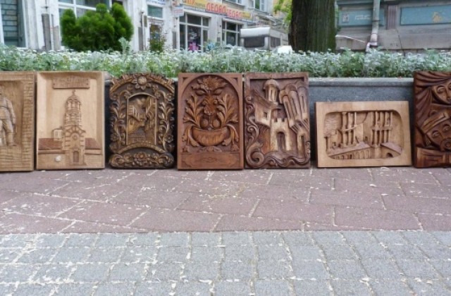 Даряват на Община Пловдив дърворезби от Панаира на занаятите
