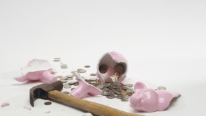 Половината от британските родители посягат върху касичките на децата си